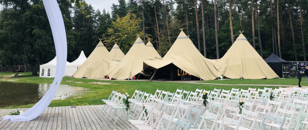 Verbund aus mehreren Tipis für eine Hochzeitsfeier.