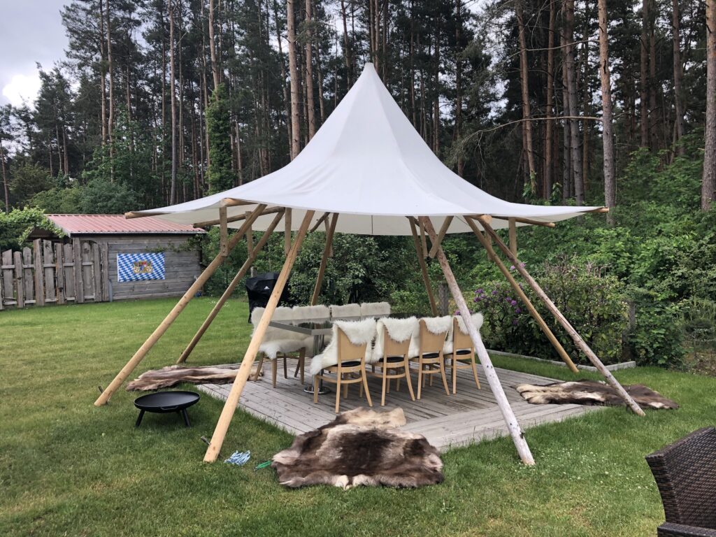 Kleines Hut Tipi Bestuhlt