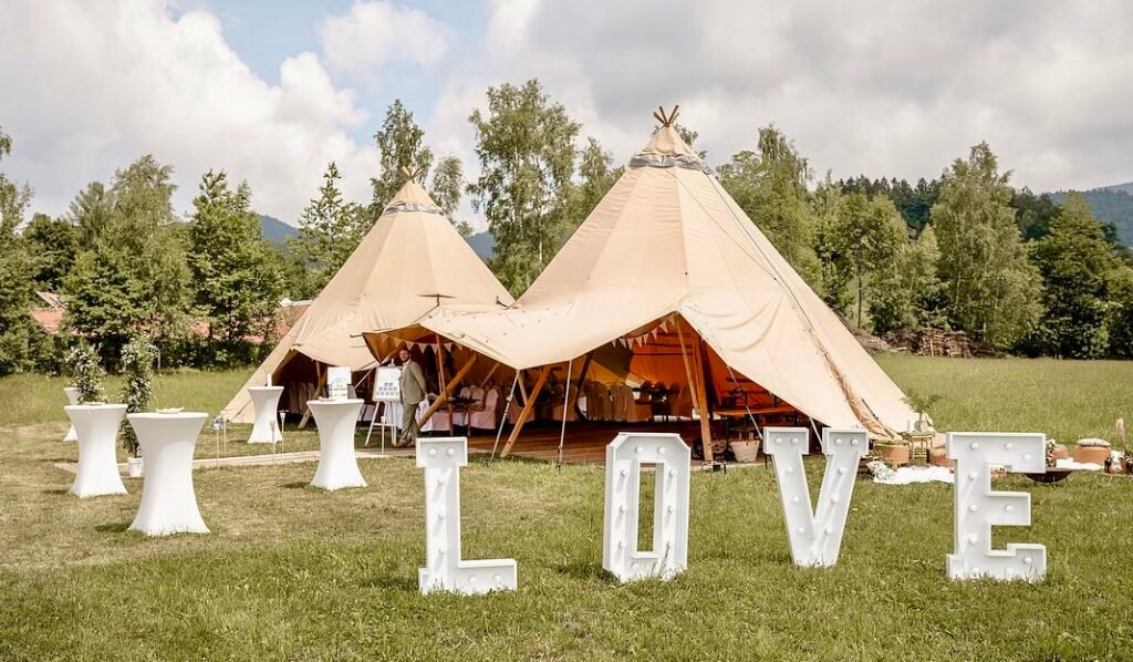 Tipi mit Love Aufsteller